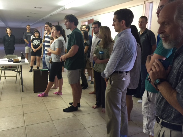 Màu áo nâu sòng Trên bục giảng trường ĐẠI HỌC ở Hoa Kỳ