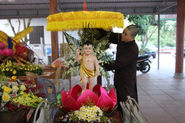 Phật đản về với bệnh viện Phong Văn Môn