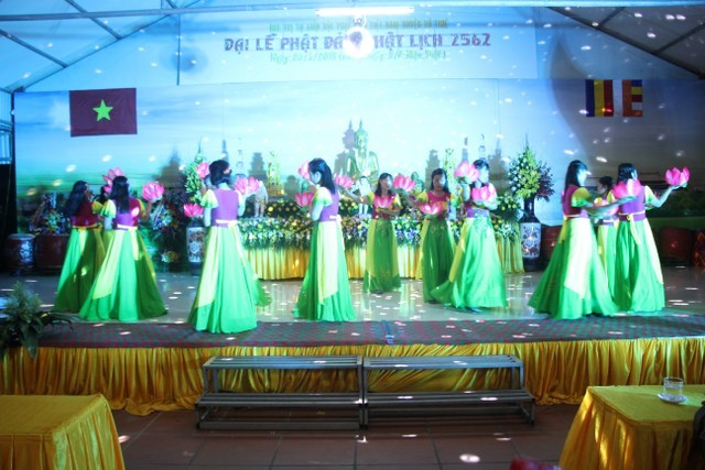 Phật đản về với bệnh viện Phong Văn Môn