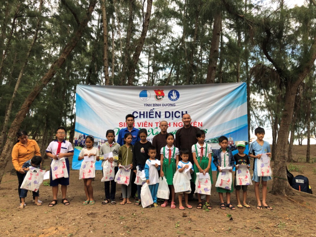 Bình Dương: Sẻ chia yêu thương tại huyện đảo Phú Quý.