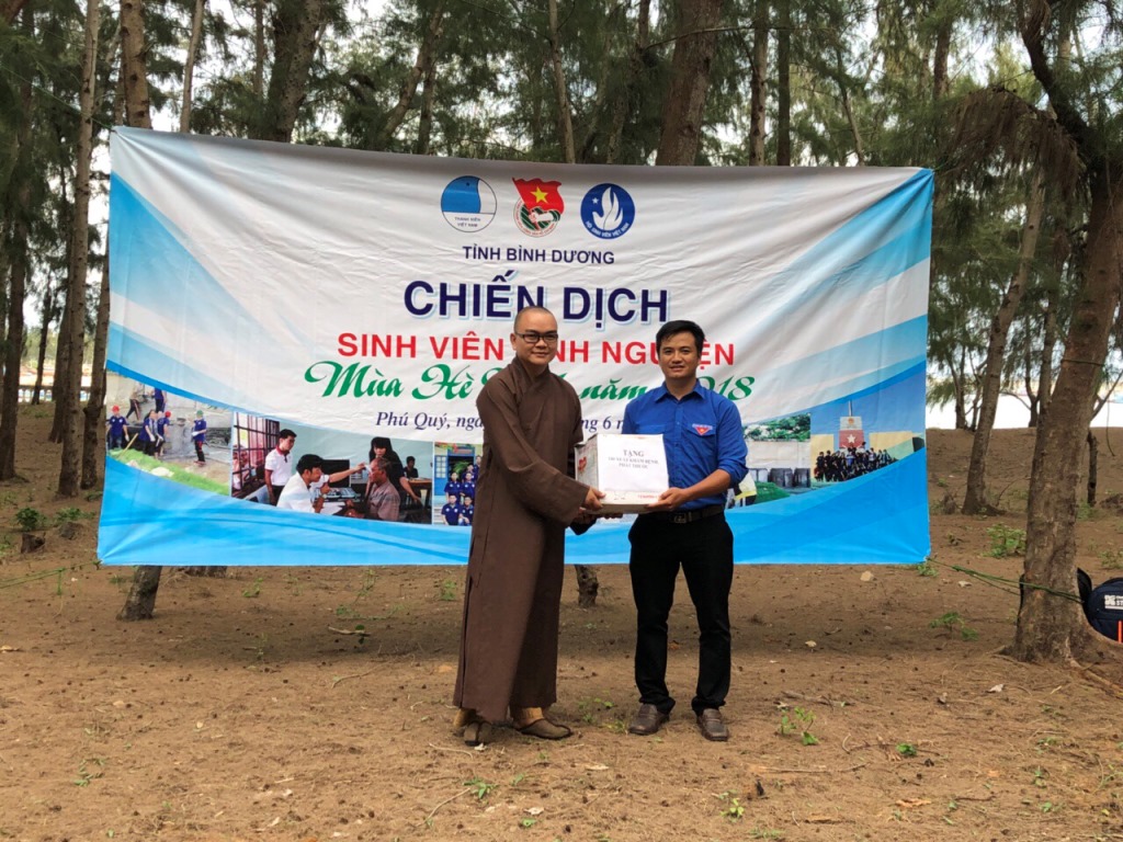 Bình Dương: Sẻ chia yêu thương tại huyện đảo Phú Quý.