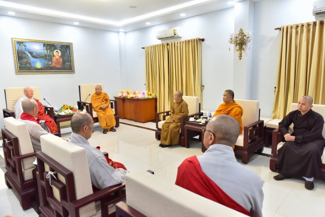 Phái đoàn Phật giáo Hàn Quốc thăm Học viện PGVN tại TP. HCM cơ sở Lê Minh Xuân