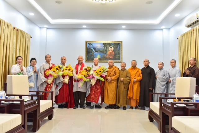 Phái đoàn Phật giáo Hàn Quốc thăm Học viện PGVN tại TP. HCM cơ sở Lê Minh Xuân