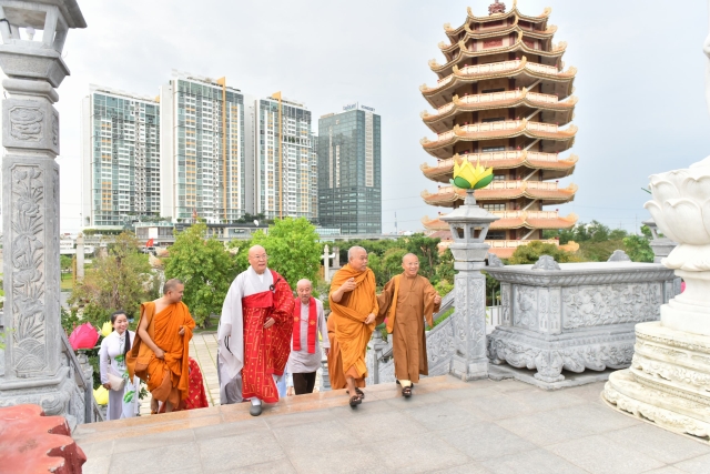 Phái đoàn Phật giáo Hàn Quốc thăm Học viện PGVN tại TP. HCM cơ sở Lê Minh Xuân