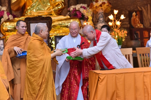 Phái đoàn Phật giáo Hàn Quốc thăm Học viện PGVN tại TP. HCM cơ sở Lê Minh Xuân