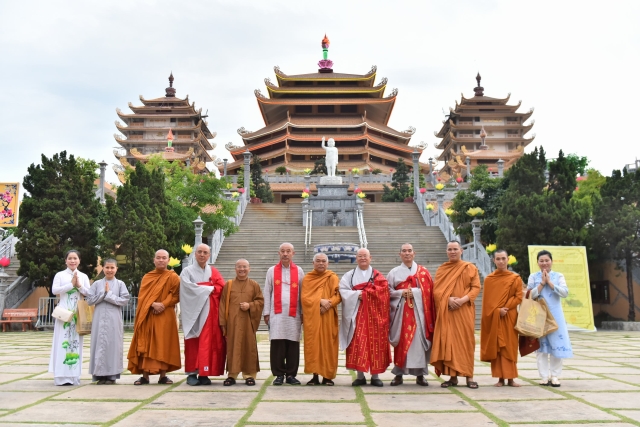 Phái đoàn Phật giáo Hàn Quốc thăm Học viện PGVN tại TP. HCM cơ sở Lê Minh Xuân
