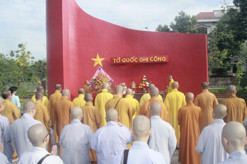 PG Đồng Tháp: Dâng hoa tượng đài và viếng nghĩa trang TP. Sa Đéc
