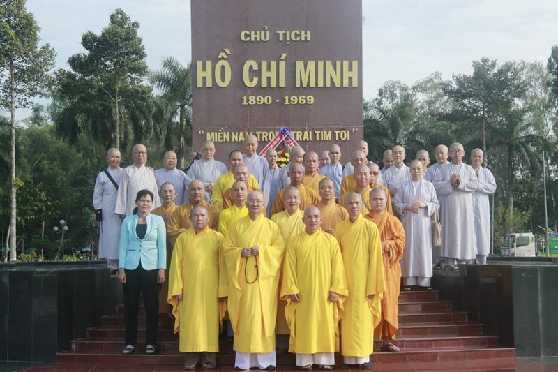 PG Đồng Tháp: Dâng hoa tượng đài và viếng nghĩa trang TP. Sa Đéc