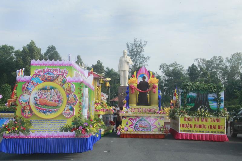 PG Đồng Tháp: Dâng hoa tượng đài và viếng nghĩa trang TP. Sa Đéc