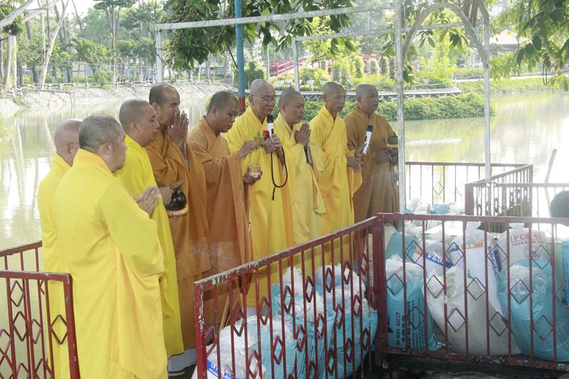 PG Đồng Tháp: Dâng hoa tượng đài và viếng nghĩa trang TP. Sa Đéc