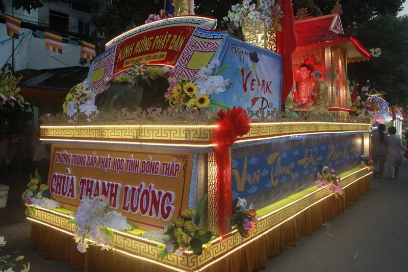 Đồng Tháp: Diễu hành xe hoa Phật đản PL. 2562