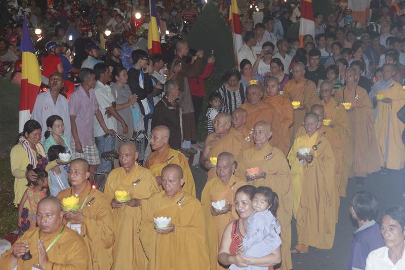 Đồng Tháp: Diễu hành xe hoa Phật đản PL. 2562