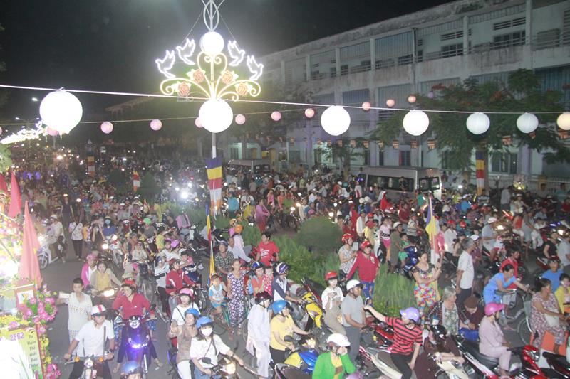Đồng Tháp: Diễu hành xe hoa Phật đản PL. 2562