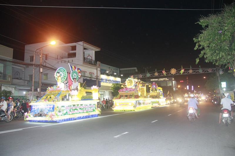 Đồng Tháp: Diễu hành xe hoa Phật đản PL. 2562