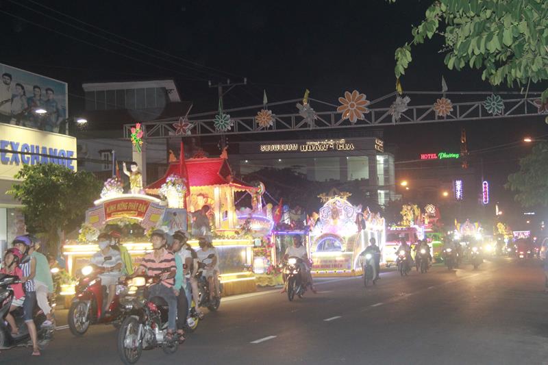 Đồng Tháp: Diễu hành xe hoa Phật đản PL. 2562