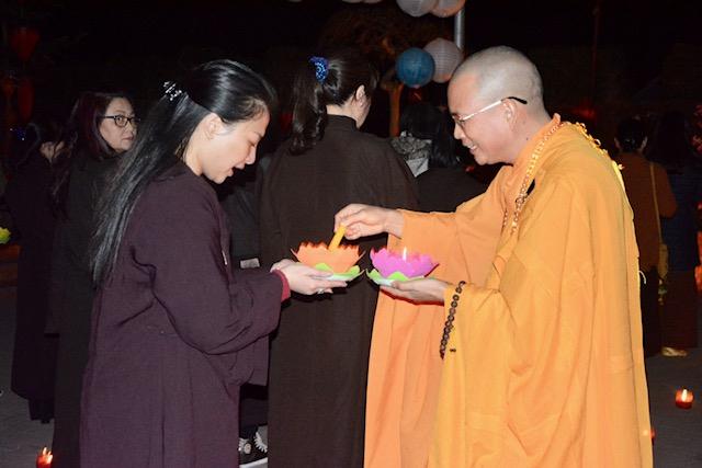 Lung Linh Đêm Hội Hoa Đăng Tại Chùa Vĩnh Nghiêm Praha- Cộng Hoà Séc