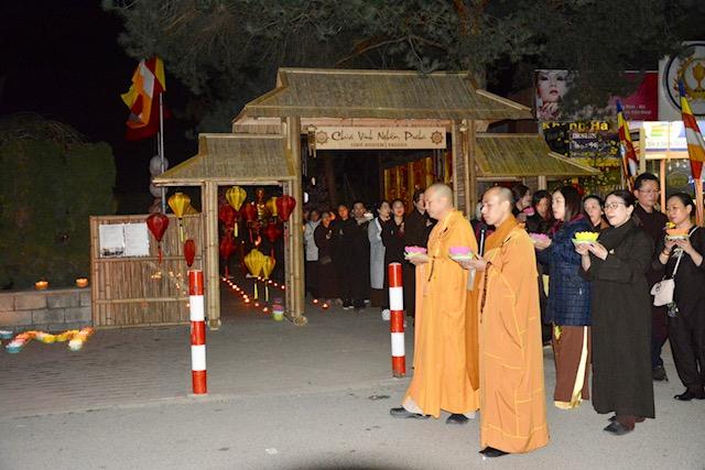 Lung Linh Đêm Hội Hoa Đăng Tại Chùa Vĩnh Nghiêm Praha- Cộng Hoà Séc