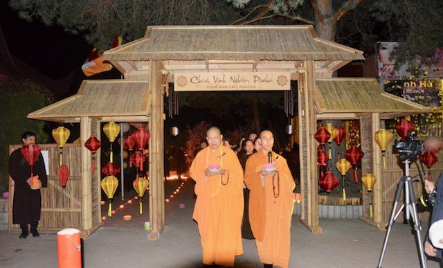 Lung Linh Đêm Hội Hoa Đăng Tại Chùa Vĩnh Nghiêm Praha- Cộng Hoà Séc