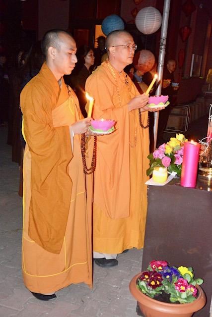 Lung Linh Đêm Hội Hoa Đăng Tại Chùa Vĩnh Nghiêm Praha- Cộng Hoà Séc