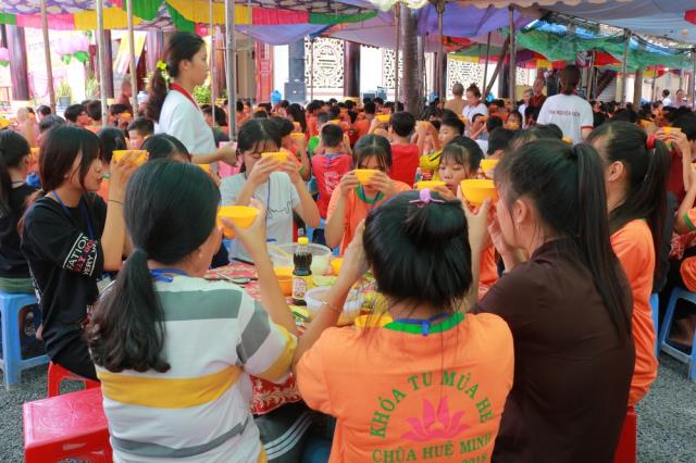 Hỷ lạc với ngày tu thứ hai - Khóa tu mùa hè chùa Huệ Minh