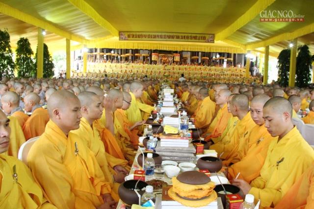 TT-Huế: Chư Tăng Tự tứ, cử hành pháp hội Vu lan bồn