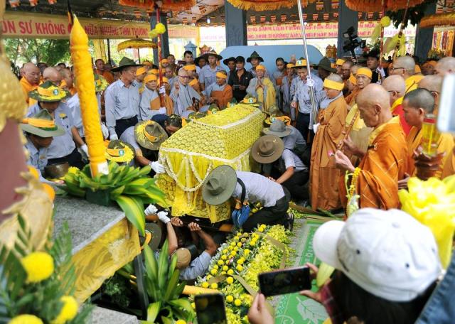 Cung tống kim quan NT. Thích nữ Tâm Hoa nhập tháp