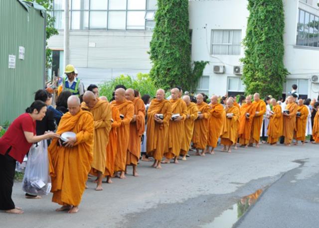 Lễ Vu lan, dâng y tại Pháp viện Minh Đăng Quang