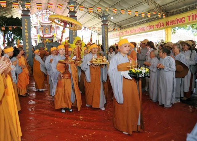Cung tống kim quan NT. Thích nữ Tâm Hoa nhập tháp
