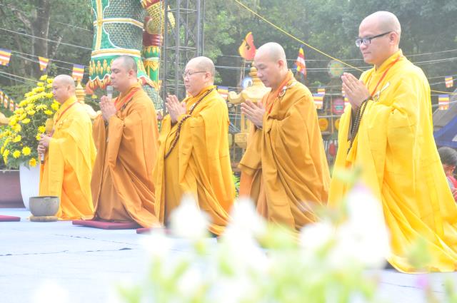 Thiêng liêng lời kinh cầu tại Hội Trại Tuổi Trẻ &amp; Phật Giáo