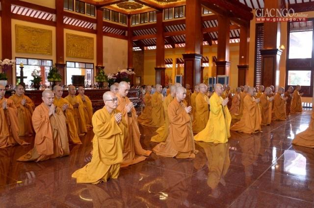 TP. HCM: Lễ dâng pháp y tại Việt Nam Quốc Tự