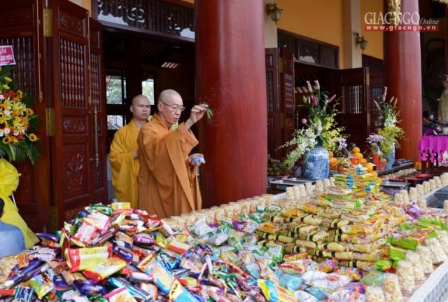TP. HCM: Lễ dâng pháp y tại Việt Nam Quốc Tự