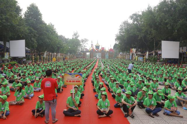 Thiêng liêng lời kinh cầu tại Hội Trại Tuổi Trẻ &amp; Phật Giáo