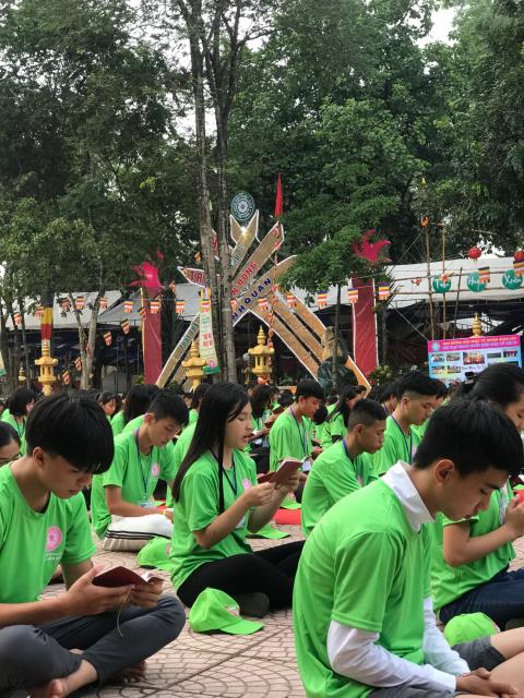 Thiêng liêng lời kinh cầu tại Hội Trại Tuổi Trẻ &amp; Phật Giáo