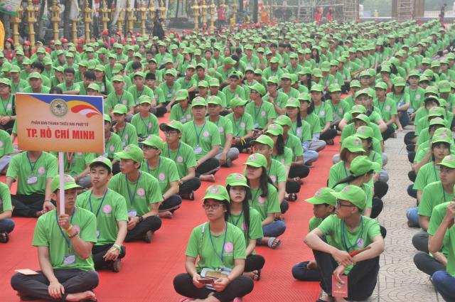Thiêng liêng lời kinh cầu tại Hội Trại Tuổi Trẻ &amp; Phật Giáo