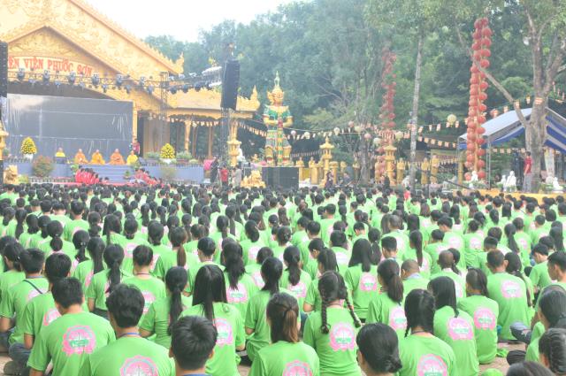Thiêng liêng lời kinh cầu tại Hội Trại Tuổi Trẻ &amp; Phật Giáo