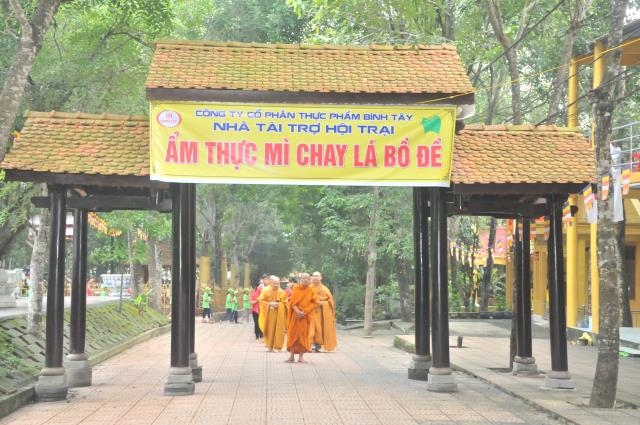 Thiêng liêng lời kinh cầu tại Hội Trại Tuổi Trẻ &amp; Phật Giáo