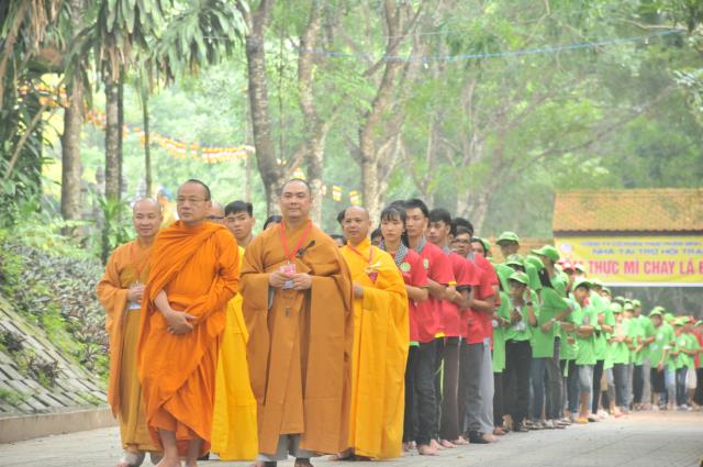 Thiêng liêng lời kinh cầu tại Hội Trại Tuổi Trẻ &amp; Phật Giáo