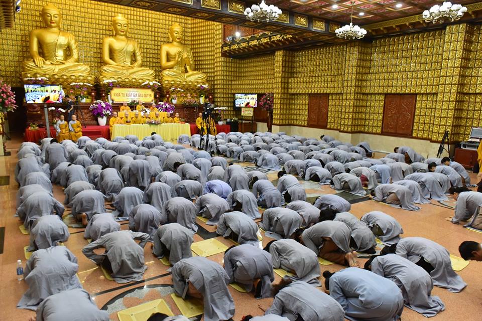 Lễ xuất gia - Ngày tu đầu tiên khóa tu &quot; Xuất gia gieo duyên kỳ 4 và khóa tu Thiền tứ niệm xứ kỳ 25 &quot;