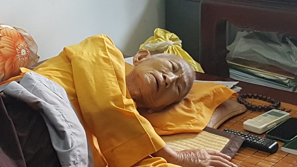 Chư Tăng Chùa Vạn Đức vấn an sức khỏe Hòa Thượng thượng MINH hạ CẢNH.