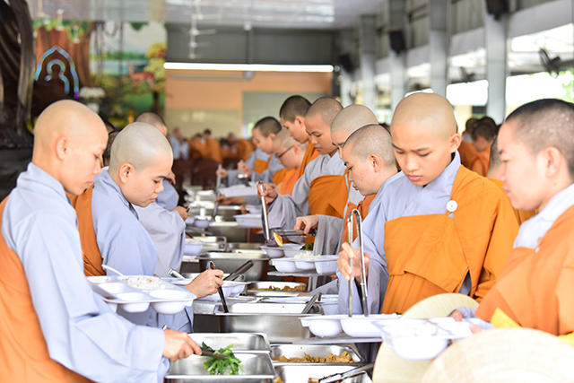 Xã hội theo Phật giáo Nguyên Thủy và Đại Thừa - TT.Thích Nhật Từ (11-07-2018)