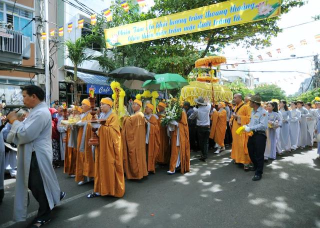 Cung tống kim quan NT. Thích nữ Tâm Hoa nhập tháp