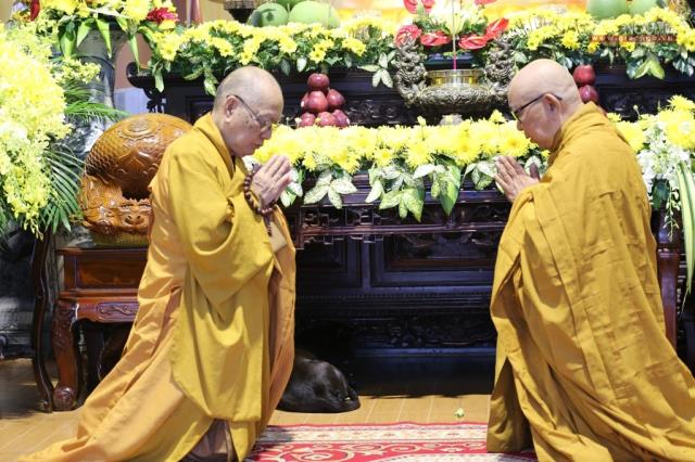 TP. HCM: Trường hạ Phổ Quang Tự tứ, dâng pháp y