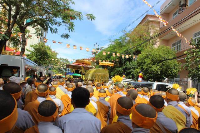 Cung tống kim quan NT. Thích nữ Tâm Hoa nhập tháp
