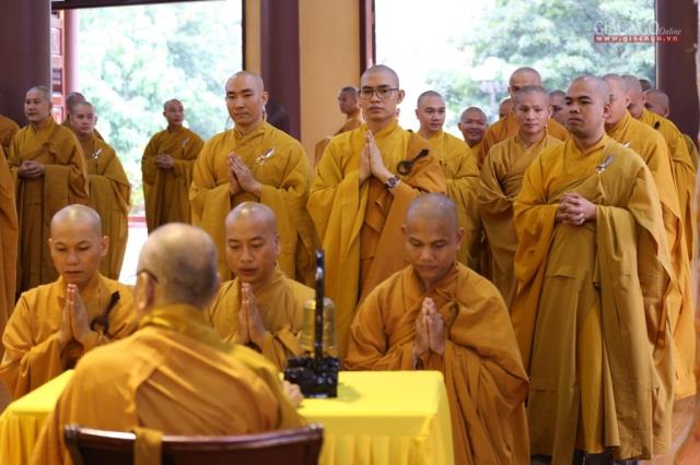 TP. HCM: Trường hạ Phổ Quang Tự tứ, dâng pháp y