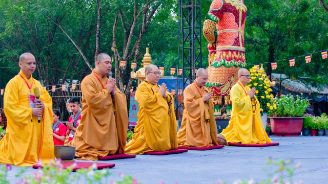 Thiêng liêng lời kinh cầu tại Hội Trại Tuổi Trẻ &amp; Phật Giáo