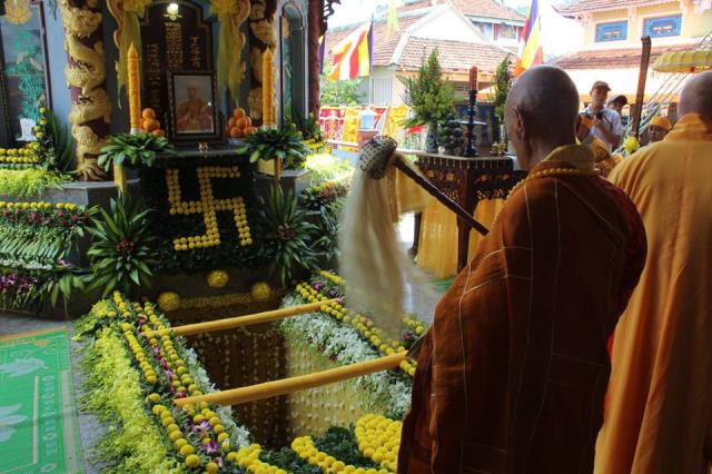 Cung tống kim quan NT. Thích nữ Tâm Hoa nhập tháp