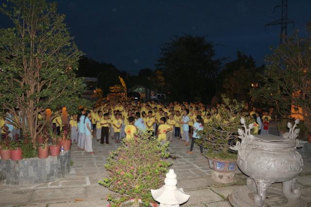 Xúc động đêm thắp nến tri ân tại khóa tu mùa hè “Đức Phật Trong Con” năm 2018