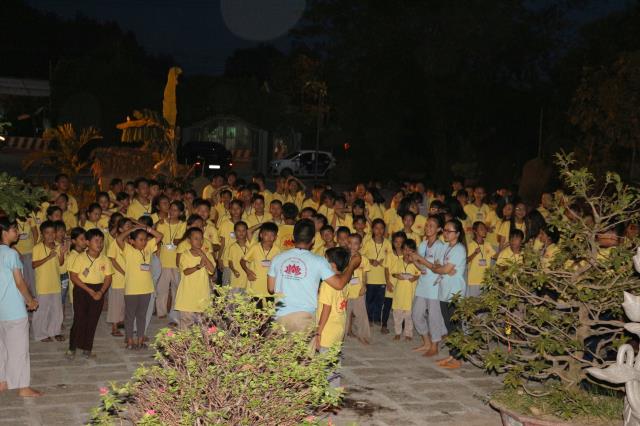 Xúc động đêm thắp nến tri ân tại khóa tu mùa hè “Đức Phật Trong Con” năm 2018