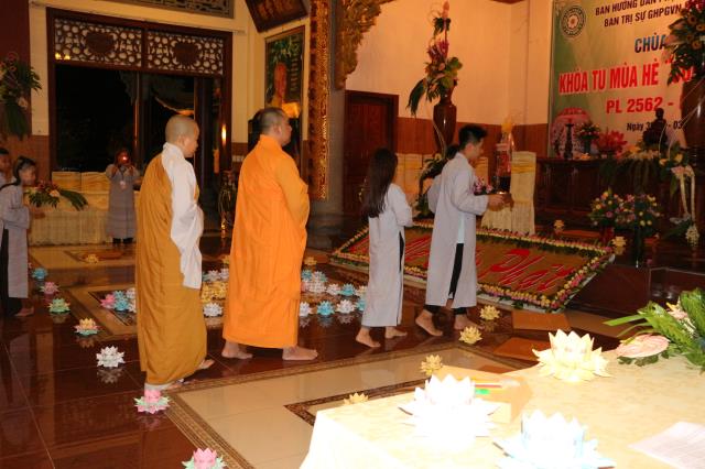 Xúc động đêm thắp nến tri ân tại khóa tu mùa hè “Đức Phật Trong Con” năm 2018