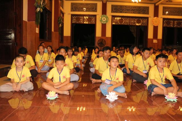 Xúc động đêm thắp nến tri ân tại khóa tu mùa hè “Đức Phật Trong Con” năm 2018